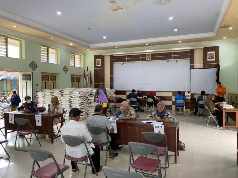 gambar_Sidoarum Salurkan Bantuan Pangan Cadangan Beras Pemerintah (CBP) Tahap III Tahun 2024